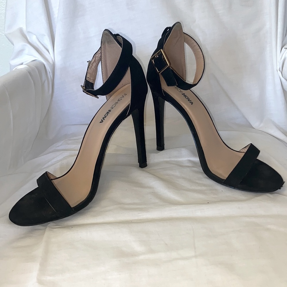 Caps just replaced. Black, classic heels